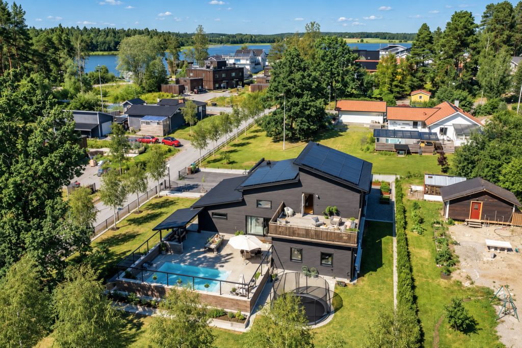 Om och tillbyggnad av ett svart hus med modern planlösning